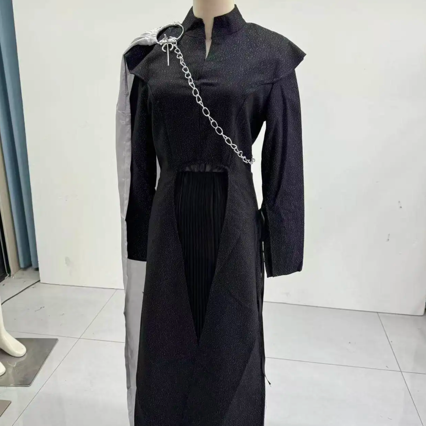 The Dragon Queen’s Regalia: Daenerys Targaryen Full Cosplay Set
