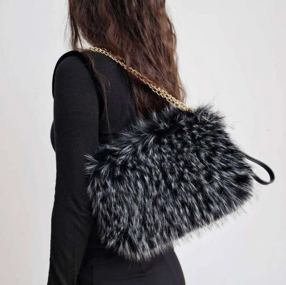 Cozy Winter Luxury: Faux Fur Versatile Chain Shoulder Bag